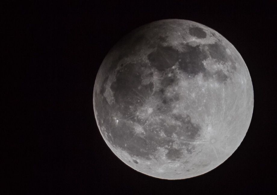  Luna ob 22:08