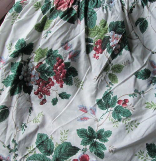 LOVELY-WAVERLY-GARDEN-ROOM-PLEASANT-VALLEY-COLONIAL-KING-BED-SKIRT