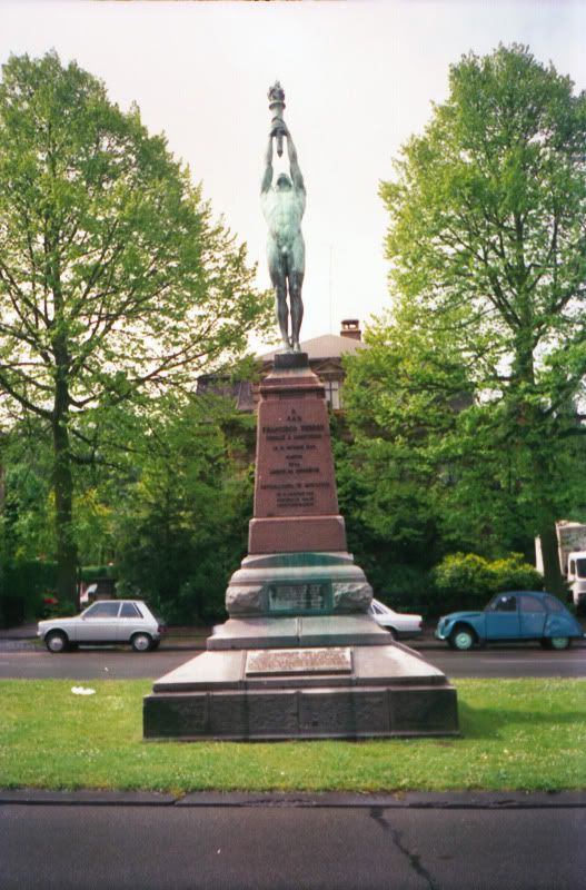 Monument a Brussel·les, enfront la Universitat Lliure de Brussel·les