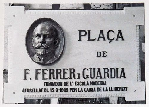 Placa de la Plaça Francesc Ferrer i Guàrdia inaugurada al 1937. Actualment és la Plaça Urquinaona.